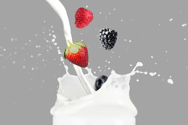ミルクの上に落ちて様々 な果実 — ストック写真