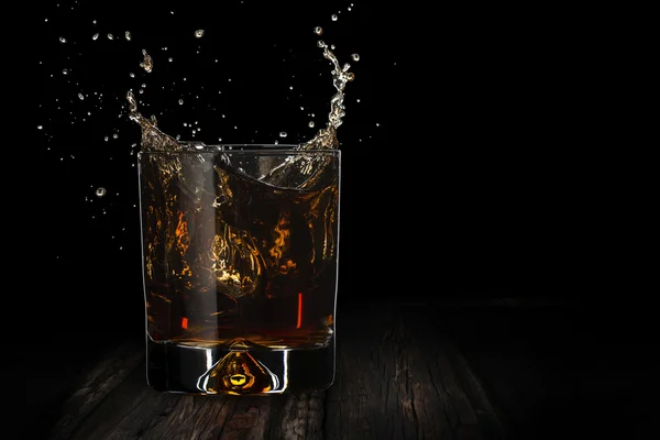 Whiskey con cubitos de hielo —  Fotos de Stock