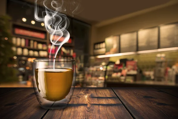 Гарячий чай на дерев'яному столі — стокове фото