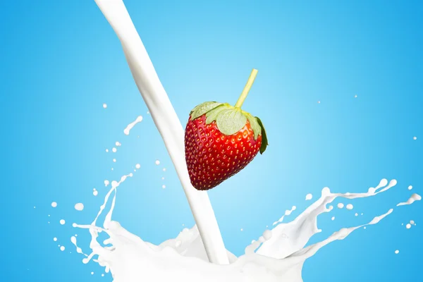 Fragola che cade nel latte — Foto Stock