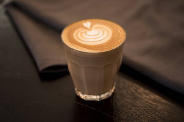 Beyaz bardakta kahve.