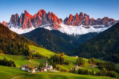 Dolomite dağlarında gün batımı. Yeşil ağaçlı güzel bir yaz manzarası. Dolomite 'lar, İtalya. İtalya..