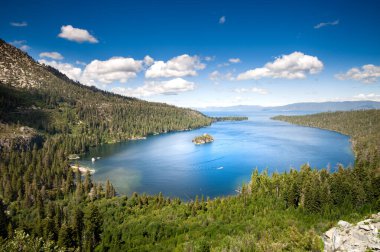 Zümrüt Körfezi 'nin ve Tahoe Gölü' nün havadan görünüşü. Mavi Gök Altında Çam Ormanı ile çevrili. Tahoe Gölü, ABD