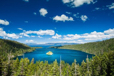 Zümrüt Körfezi 'nin ve Tahoe Gölü' nün havadan görünüşü. Mavi Gök Altında Çam Ormanı ile çevrili. Tahoe Gölü, ABD