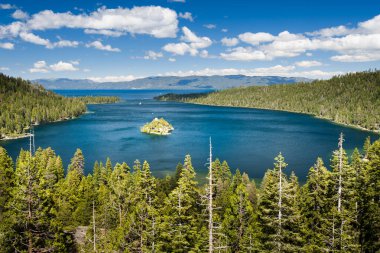 Zümrüt Körfezi 'nin ve Tahoe Gölü' nün havadan görünüşü. Mavi Gök Altında Çam Ormanı ile çevrili. Tahoe Gölü, ABD