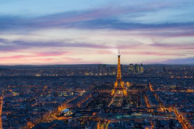 Paris, Fransa - 16 Aralık, 2017: Paris 'teki Eyfel Kulesi