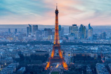 Paris, Fransa - Kasım 10. 2. 0. 0. 8. Gün batımında Eyfel Kulesi