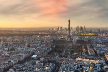 Paris, Fransa. Günbatımında Eyfel Kulesi 'nin hava manzarası.