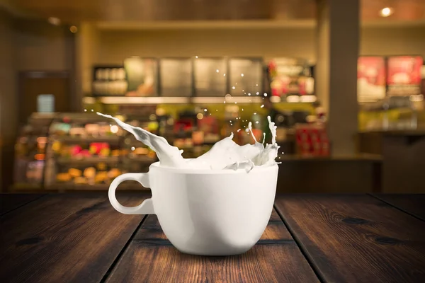 Mjölk Splash från cup — Stockfoto