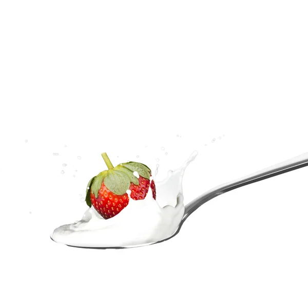 Erdbeere fällt in Milch — Stockfoto
