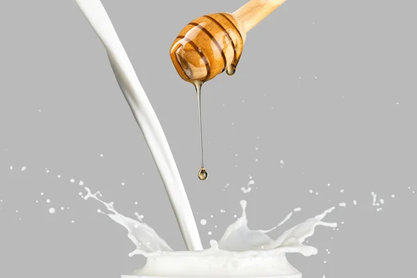 滴蜂蜜和牛奶 — 图库照片