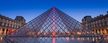 Louvre piramit alacakaranlıkta