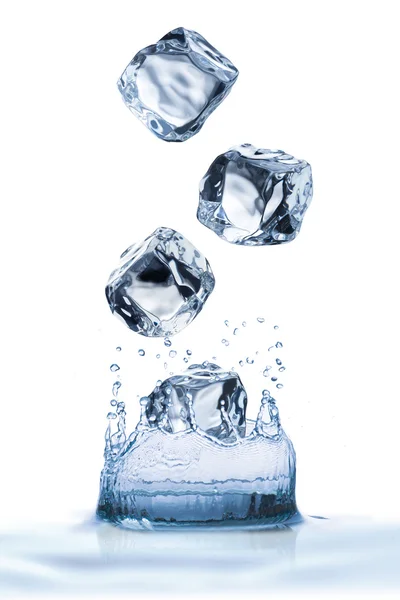 Cubi di ghiaccio caduti nell'acqua — Foto Stock