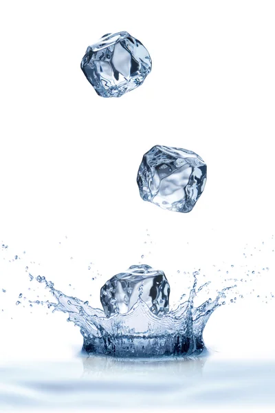 氷を水にドロップ — ストック写真