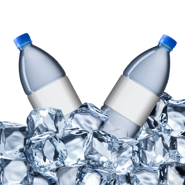 Botellas de agua fría en cubo de hielo — Foto de Stock