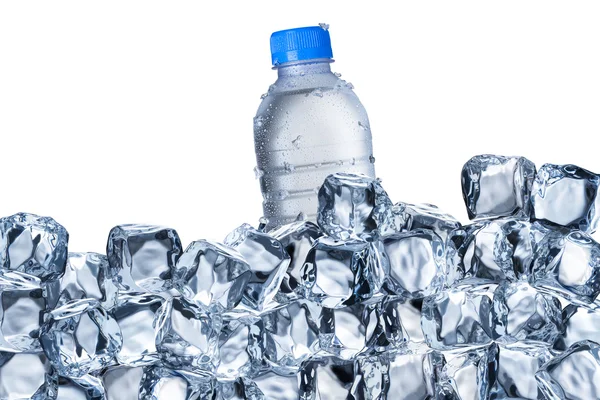 Botella de agua fría en cubo de hielo —  Fotos de Stock