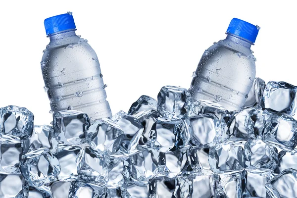 Botellas de agua fría en cubo de hielo —  Fotos de Stock