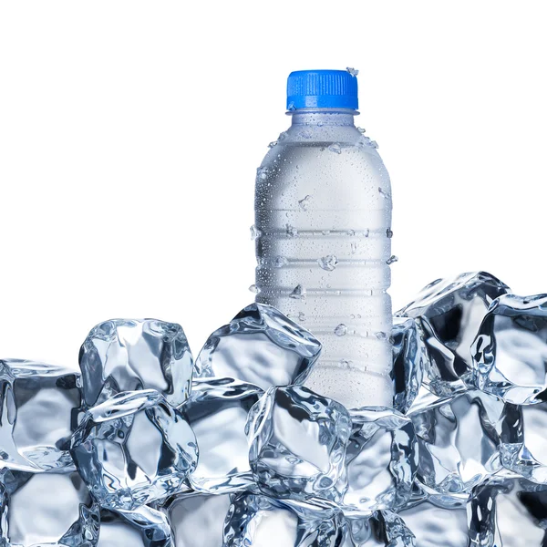 Botella de agua fría en cubo de hielo —  Fotos de Stock