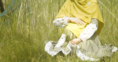 Üç aylık dönemin güzel, narin, sevimli Müslüman çiftin göbeğinde pembe bant ile yakın plan çekilmiş fotoğrafı.