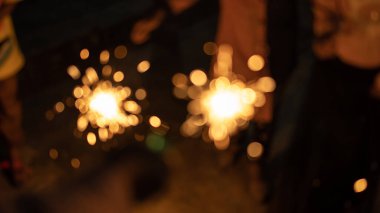 Havai fişek oynarken eğlenen çocukların bulanıklığı