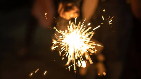 Blurry Des Enfants Ayant Plaisir Jouer Feux Artifice — Photo