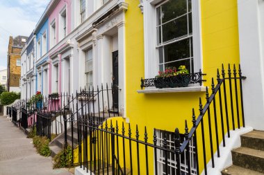 Londra, İngiltere - 16 Temmuz 2015: renkli stil binaların Nottinghill, Londra, gündüz, binalarda