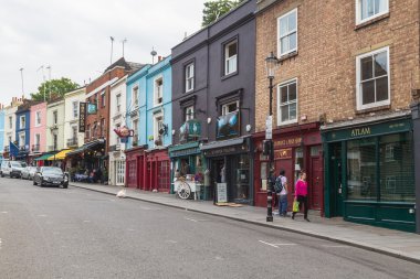 Londra, İngiltere - 16 Temmuz 2015: binalar binalar dükkanlar ve insanlar gösteren Nottinghill, Londra, gündüz, Portobello Road.