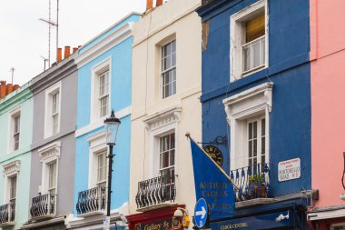 Londra, İngiltere - 16 Temmuz 2015: binalar renkli stil binaların Nottinghill, Londra, gündüz, Portobello Road