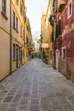 VENICE, İTALYA - 13 Mart 2015: Venedik 'teki renkli caddeler boyunca gün boyunca binaların ve otellerin dışını gösteren bir manzara.