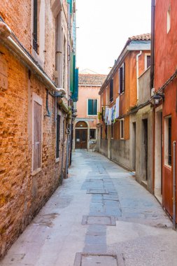 Venedik, İtalya - 13 Mart 2015: Venedik 'te gün boyunca binaların dışını gösteren renkli caddeler boyunca bir manzara