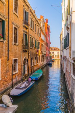 Venice, İtalya - 13 Mart 2015: gün boyunca Venedik Cannaregio'da bölge kanallar boyunca bir görünüm. Tekneler, binalar ve insanlar görülebilir.