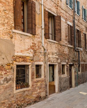 Venedik, İtalya - 13 Mart 2015: Venedik 'teki eski binaların dışı eski yıpranmış tuğlaları gösteriyor.