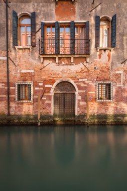 Cannaregio Venedik bölgesi Venedik kanallar boyunca eski binalar bir görünümünü.