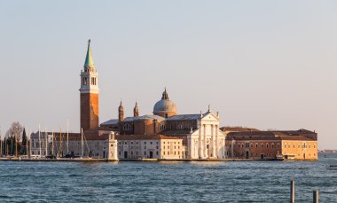 Venedik, İtalya - 13 Mart 2015: San Giorgio Maggiore Kilisesi gün boyunca. İnsanlar dışarıda görülebilir