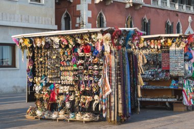 Venedik, İtalya - 13 Mart 2015: Venedik 'in San Marco bölgesinde Riva degli Schiavoni boyunca pazar tezgahları
