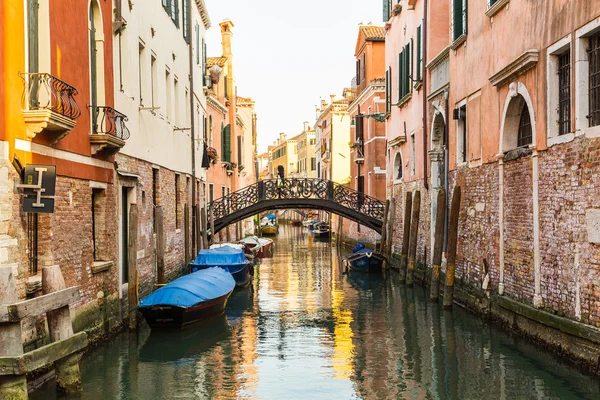 Canali, edifici e barche nel sestiere di Cannaregio a Venezia — Foto Stock