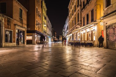Venice, İtalya - 13 Mart 2015: Strada Nuova Venedik gece, mağazalar, restoranlar ve insanlar yürürken, insanlar bulanıklık gösterilen