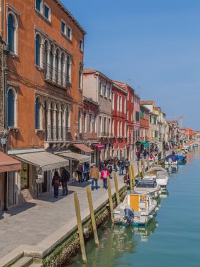 Murano, İtalya - 14 Mart 2015: boyunca Fondamenta Dei Vetrai patika Murano gündüz, dükkanlar, tekneler, binalar ve insanlar gösteren bir görünüm