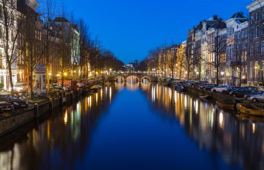Amsterdam'da Keizersgracht kanalı boyunca görüntülemek