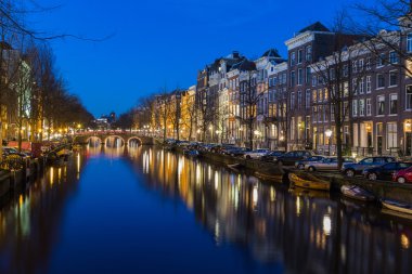 Amsterdam'da Keizersgracht kanalı boyunca görüntülemek