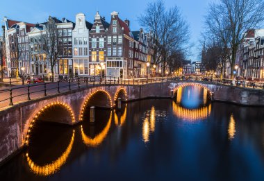 Köprüler, Leidsegracht ve Keizersgracht kanalları intersectio