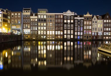 Amsterdam'da Gece Damrak boyunca Binalar
