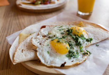 Kızarmış tortilla şal üzerinde yumurta