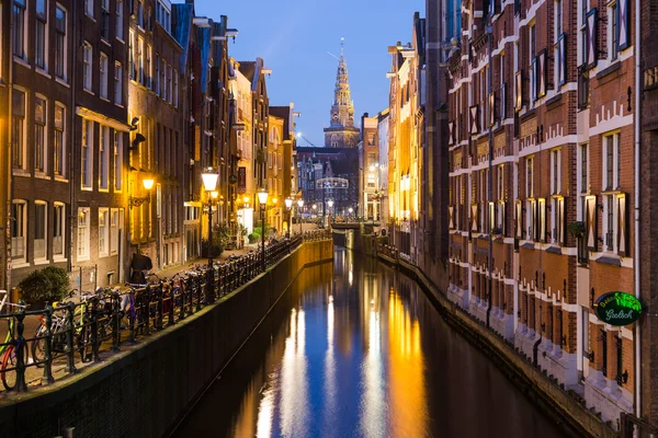 Kanał Oudezijds Kolk w Amsterdamie nocą — Zdjęcie stockowe