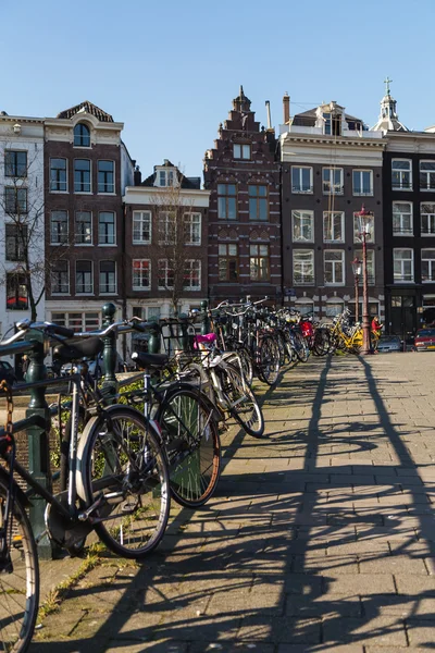 Bisiklet ve Amsterdam binalarda — Stok fotoğraf