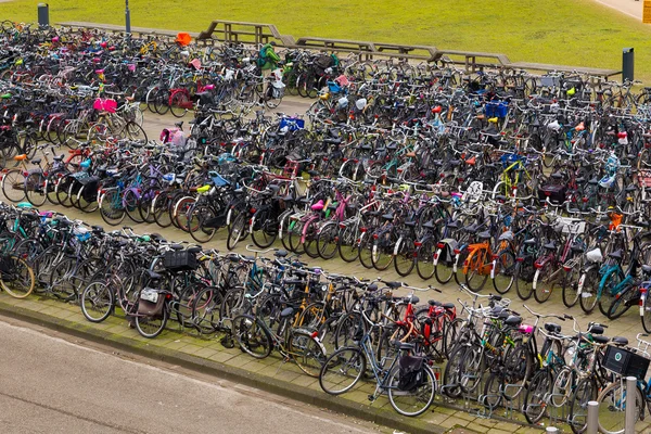 Amsterdam'da Bisiklet büyük miktarda — Stok fotoğraf