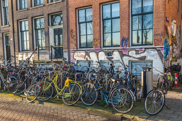 Grote hoeveelheid fietsen in Amsterdam — Stockfoto