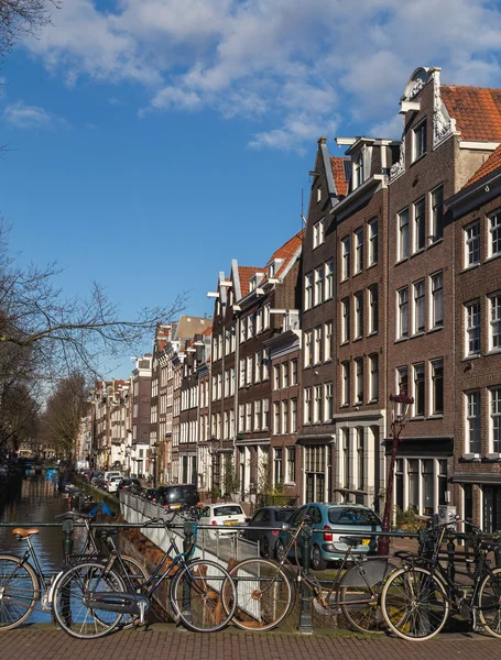 Fietsen en gebouwen Amsterdam — Stockfoto