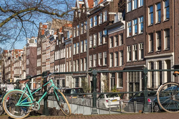 Fietsen en gebouwen Amsterdam — Stockfoto