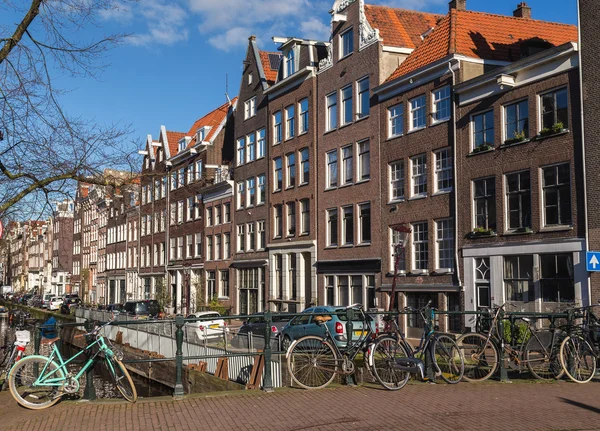 Bisiklet ler ve Binalar Amsterdam — Stok fotoğraf